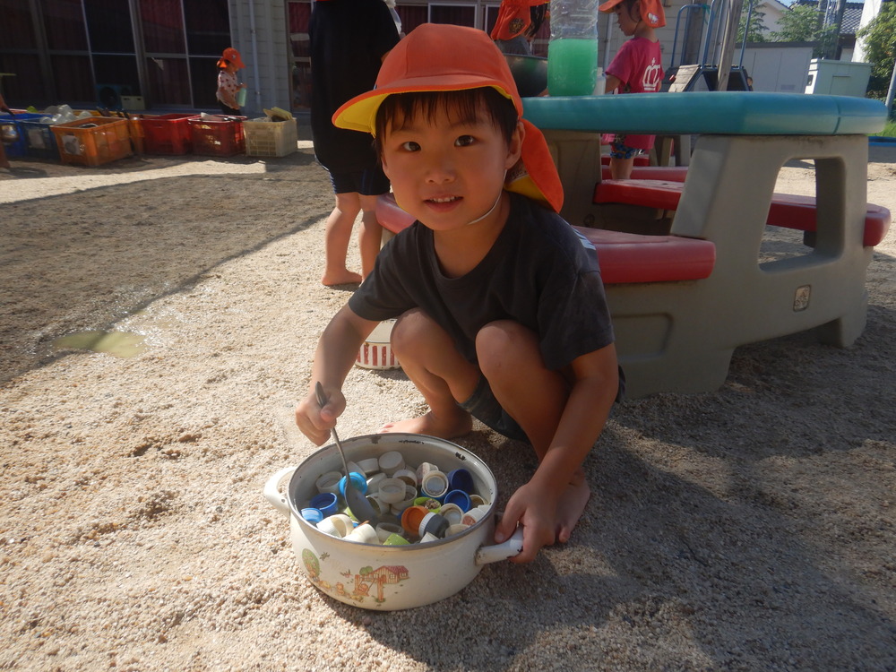 ごちそう作りをしている子ども