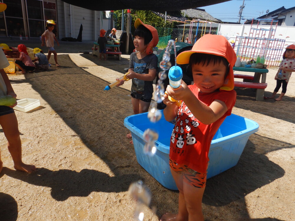 水鉄砲をしている子ども