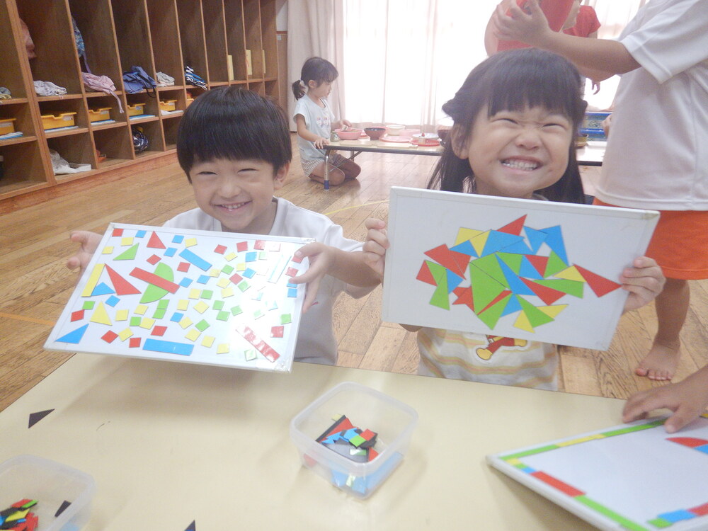 室内遊びをしている子どもたち