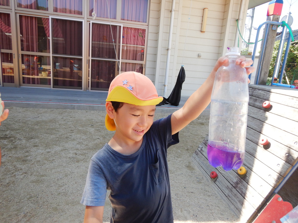 色水遊びの様子