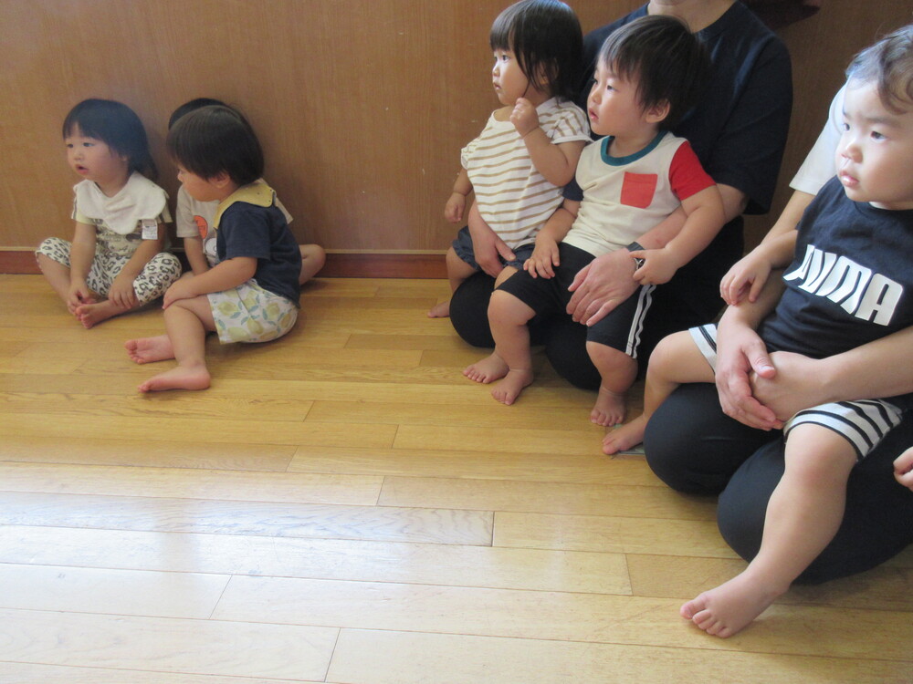 遊戯室で遊ぶ様子