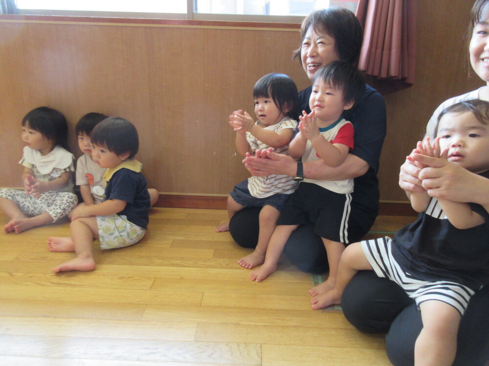 遊戯室で遊ぶ様子