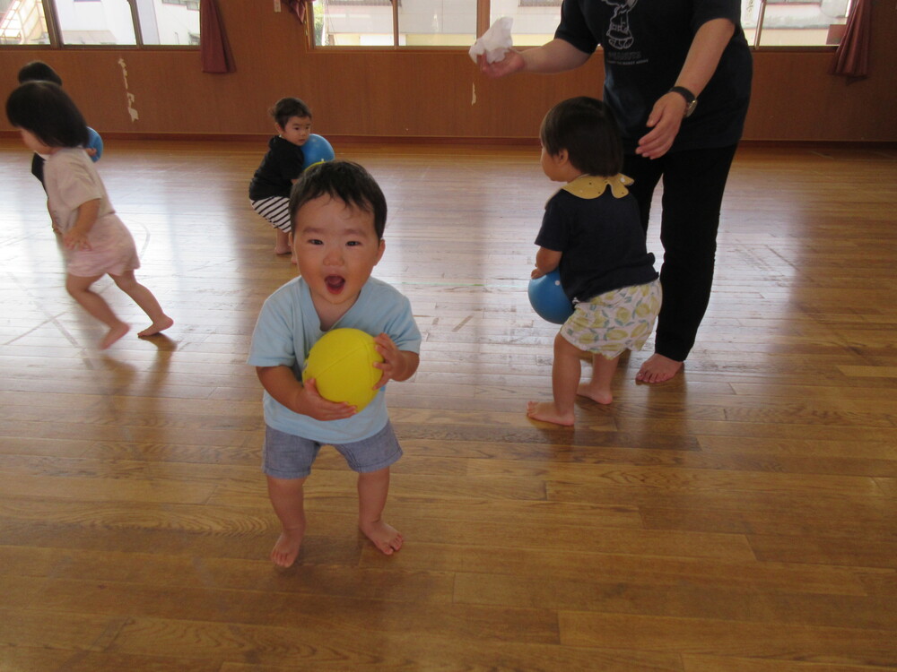遊戯室で遊ぶ様子