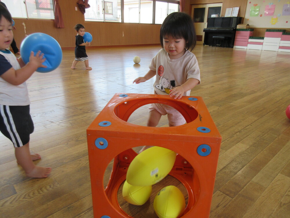 遊戯室で遊ぶ様子