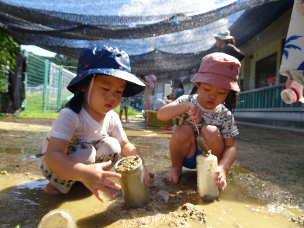 泥んこ遊びをしている様子 (3)