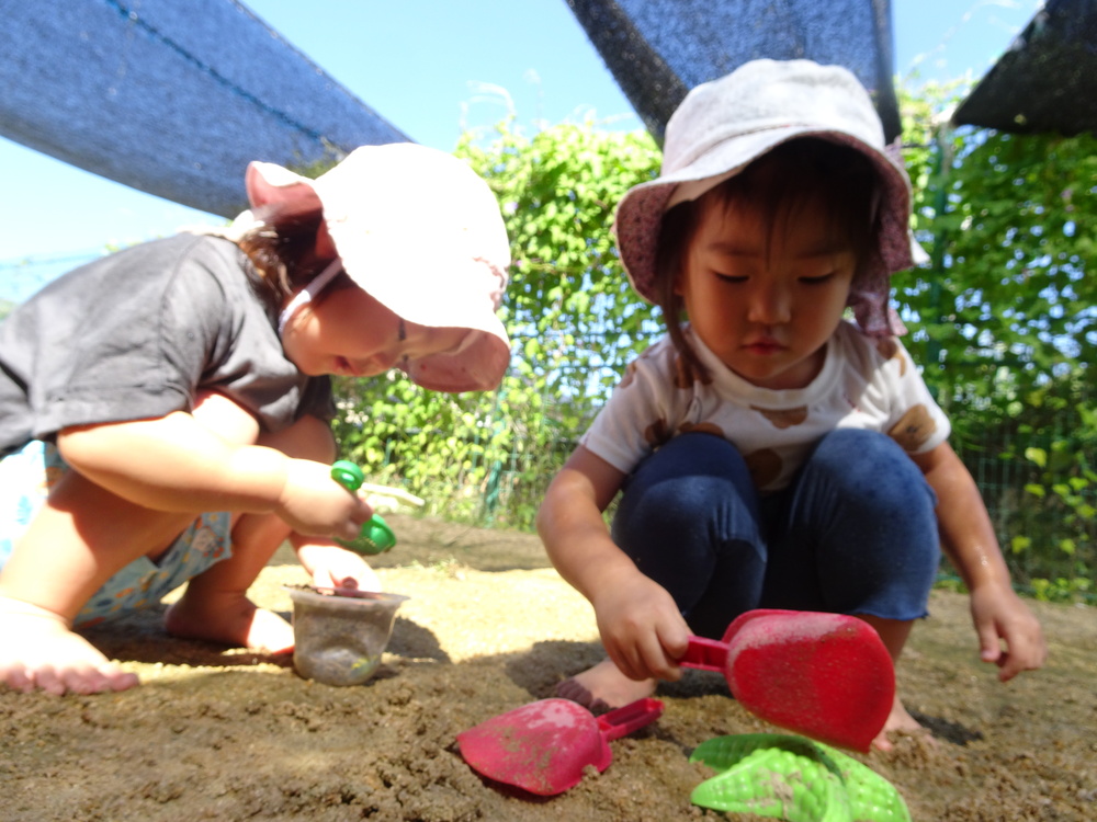 泥んこ遊びをしている様子 (4)