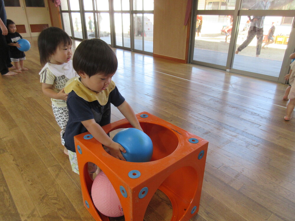遊戯室で遊ぶ様子