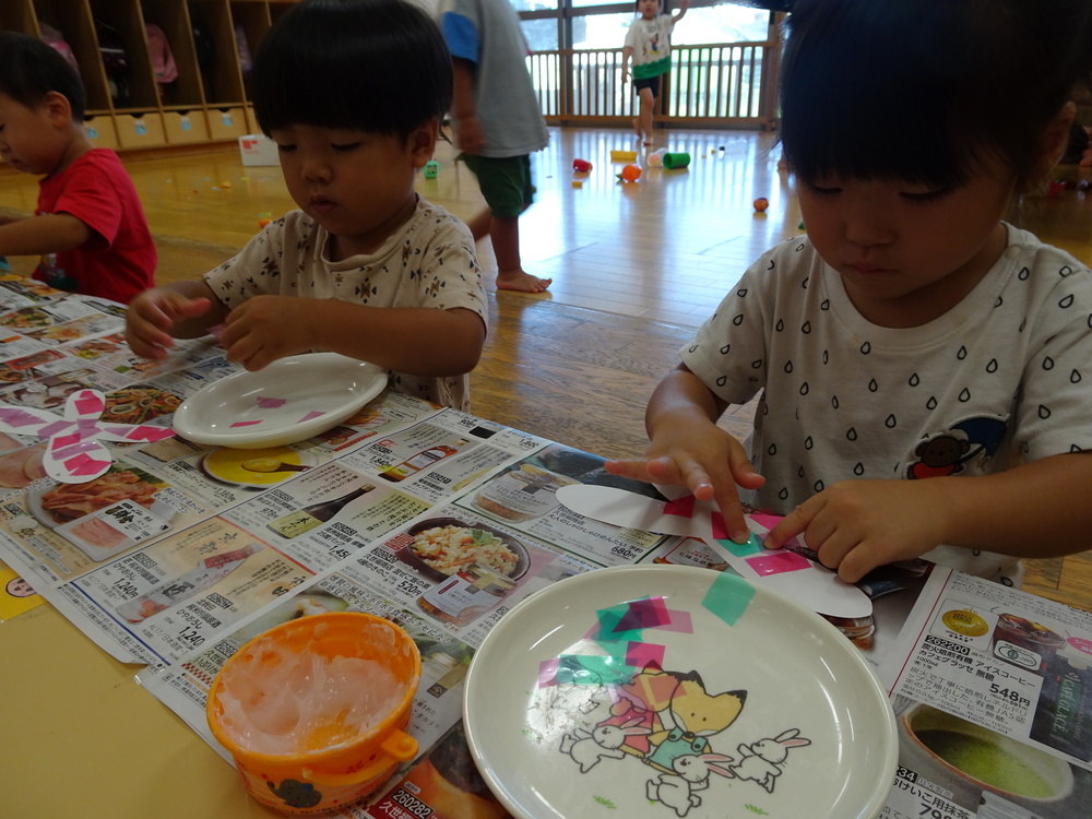 とんぼの製作をする子ども (1)