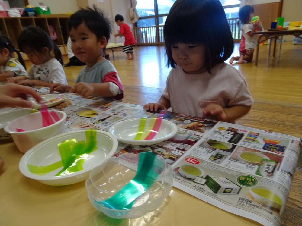 とんぼの製作をする子ども (3)