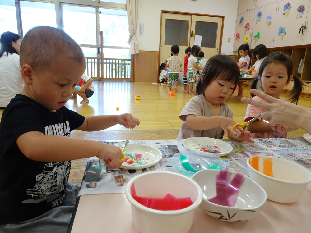 とんぼの製作をする子ども (4)