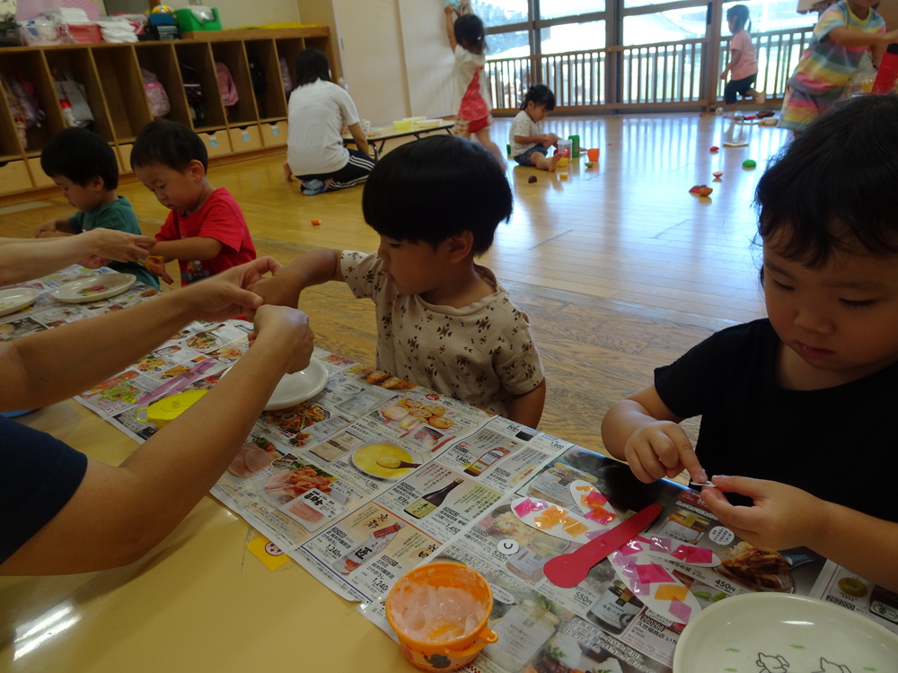 とんぼの製作をする子ども (5)