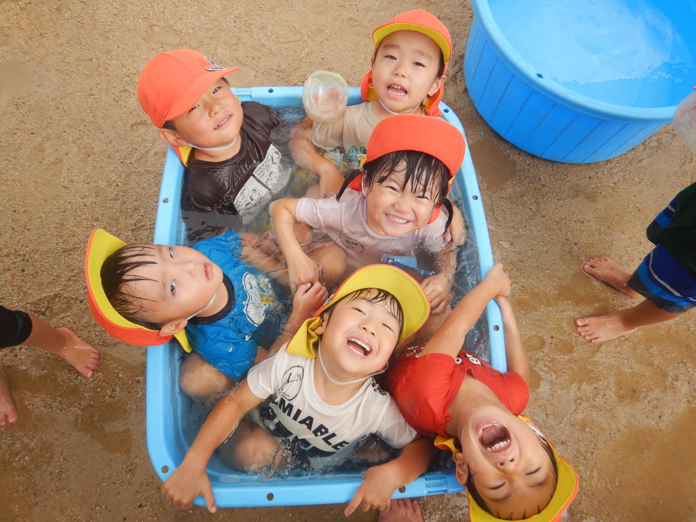 タライに入っている子どもたち (2)