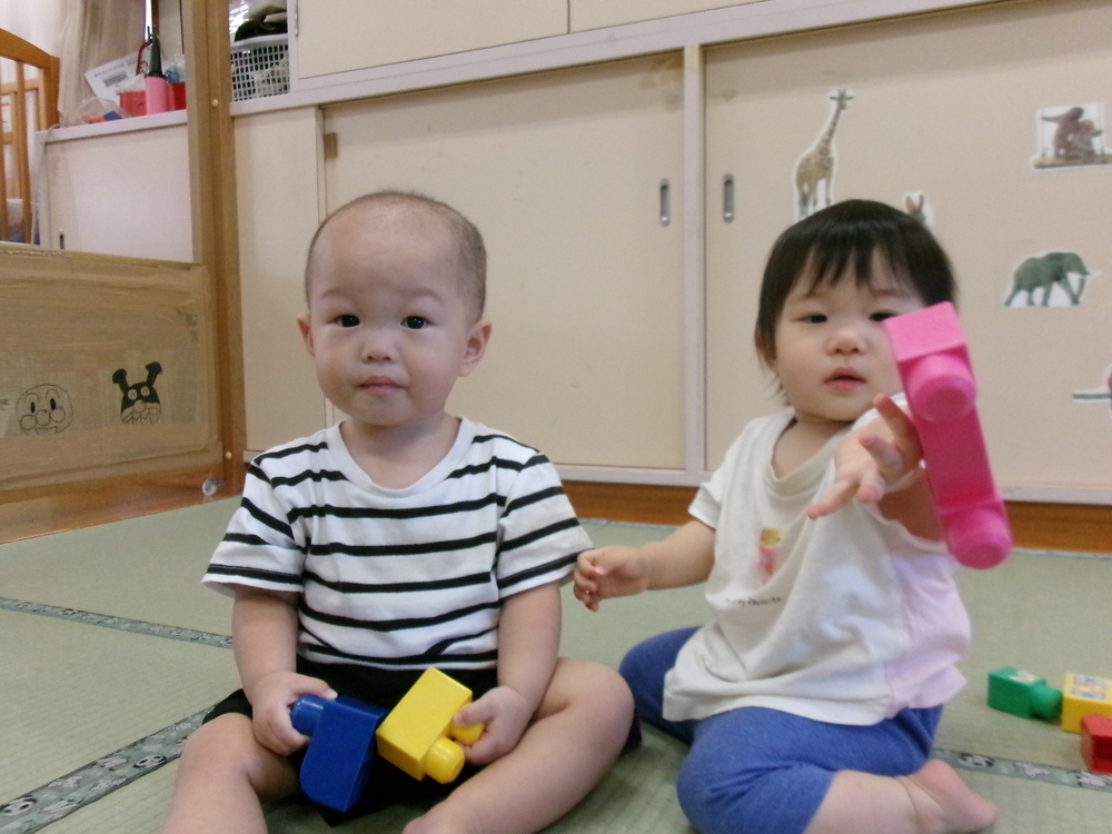 ブロックで遊ぶ子ども