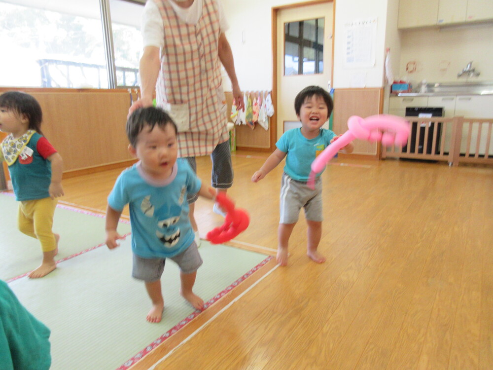 風船で遊んでいる様子 (1)