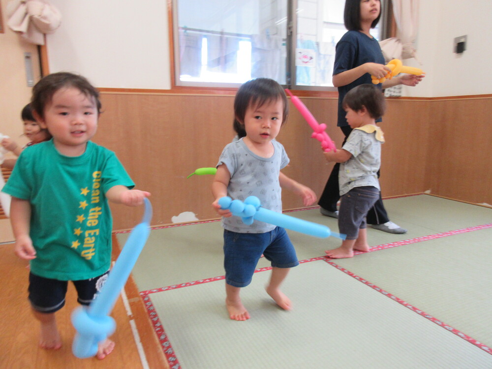 風船で遊んでいる様子 (2)