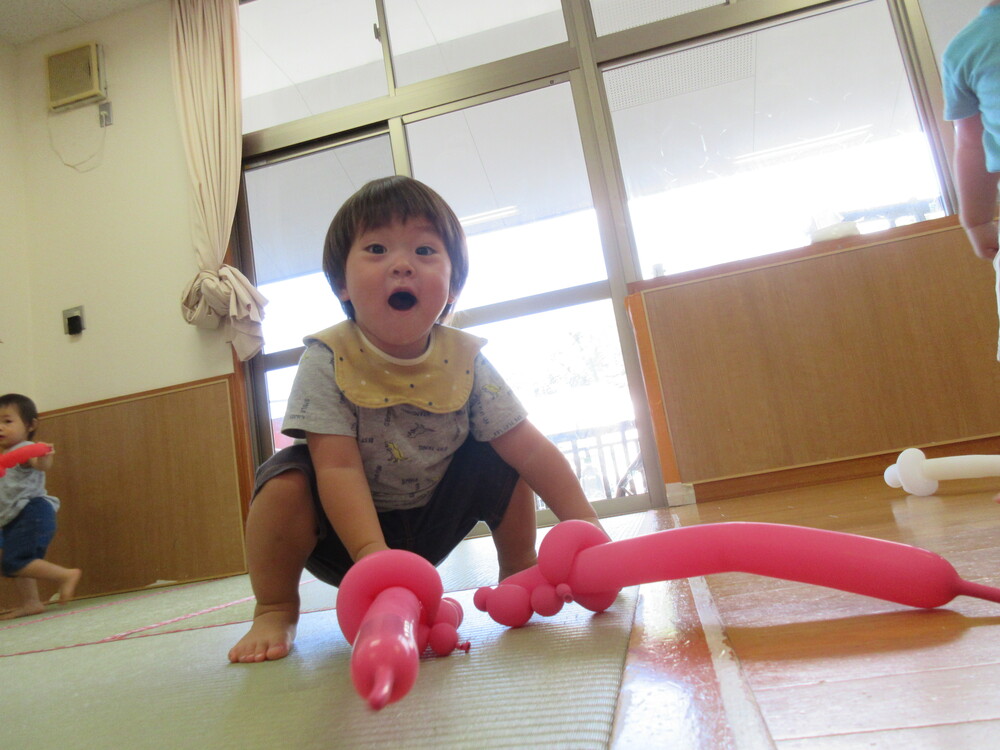 風船で遊んでいる様子 (3)