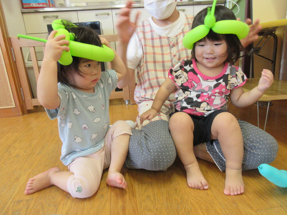 風船で遊んでいる様子 (4)