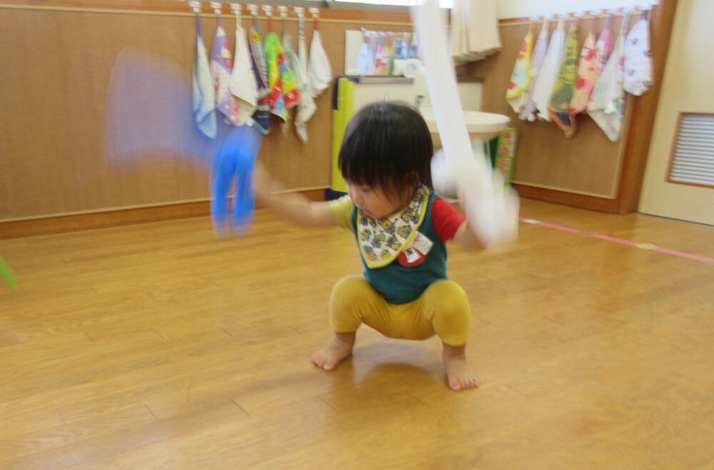風船で遊んでいる様子 (5)