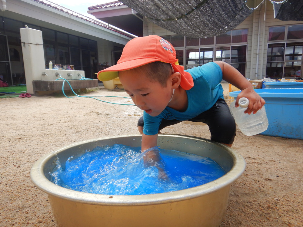 色水を作っている子ども