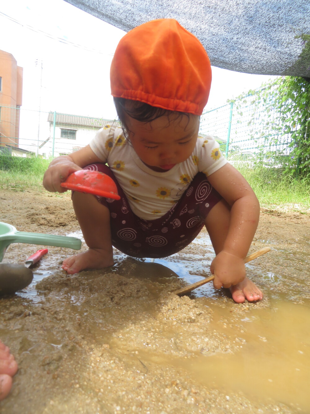 どろんこ遊びの様子 (1)