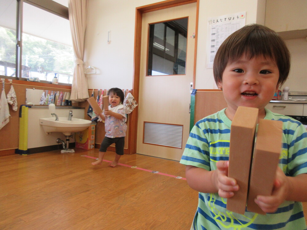 積み木で遊んでいる様子