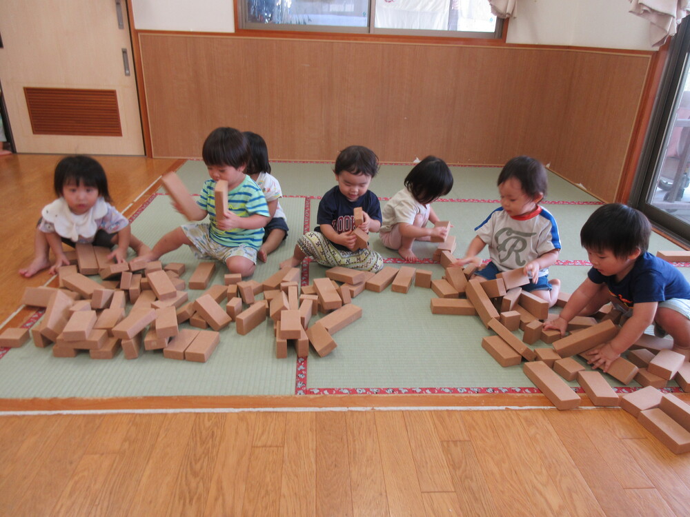 積み木で遊んでいる様子