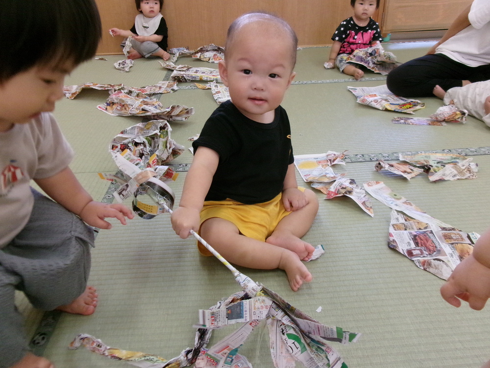 広告紙で遊ぶ様子３