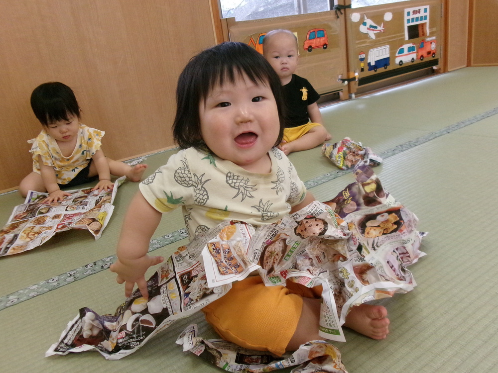 広告紙で遊ぶ様子５