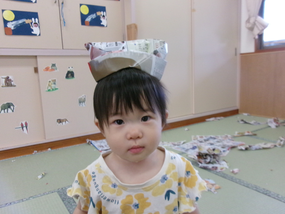 広告紙で遊ぶ様子