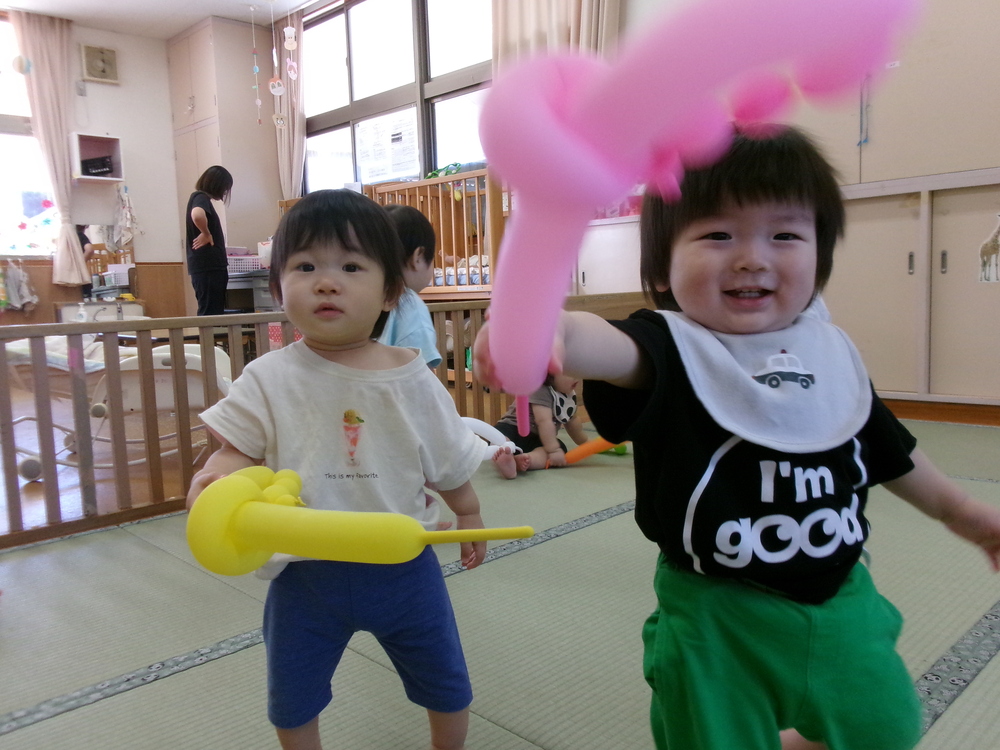風船で遊ぶ