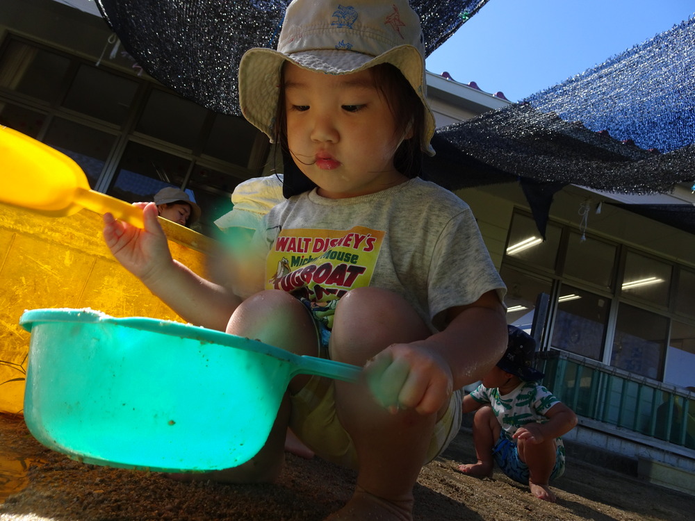 園庭で遊ぶ子ども (1)