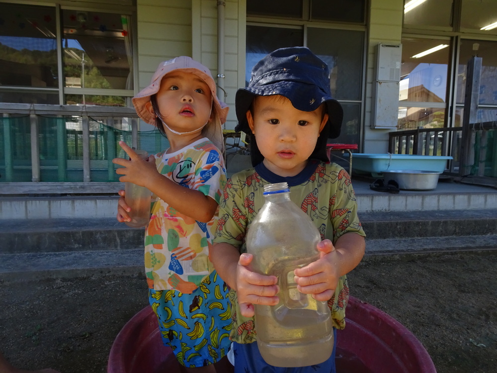 園庭で遊ぶ子ども (2)