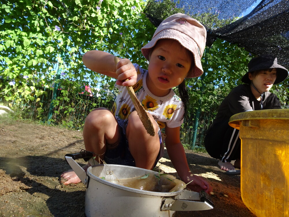 園庭で遊ぶ子ども (3)
