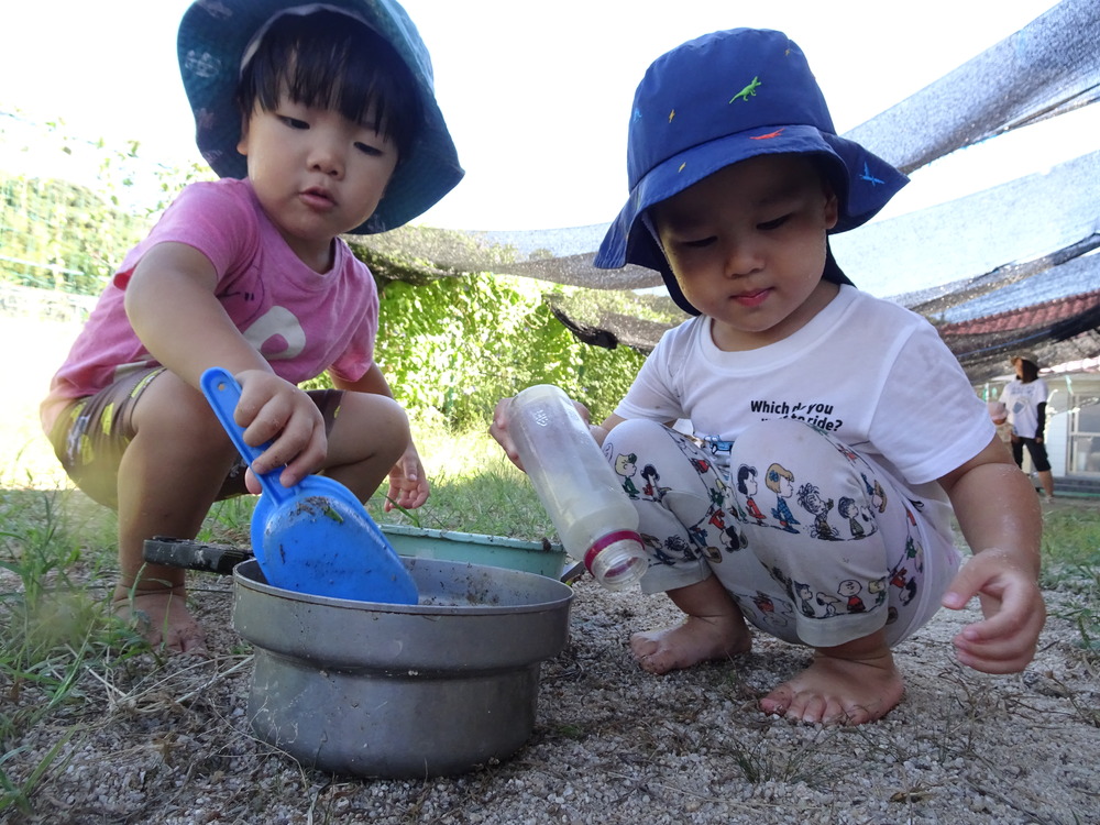 園庭で遊ぶ子ども (4)