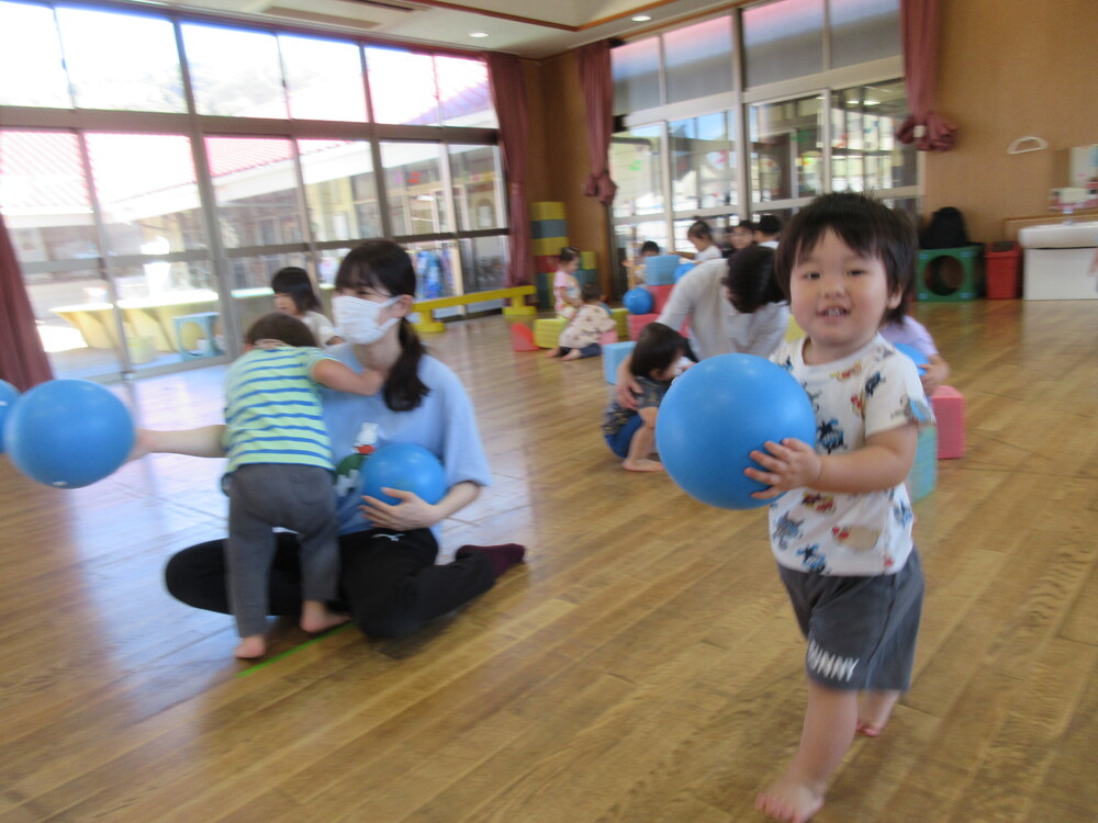 遊戯室で遊んでいる様子 (2)