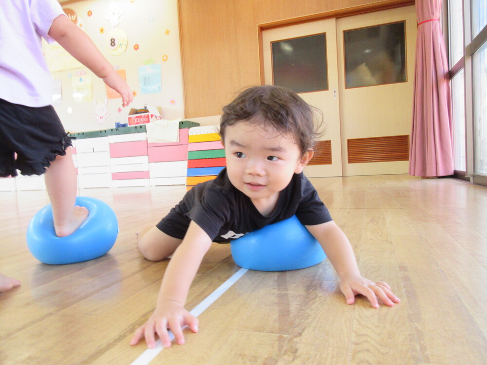 遊戯室で遊んでいる様子 (3)