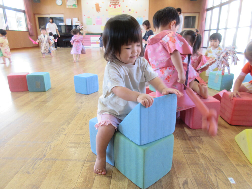 遊戯室で遊んでいる様子 (5)