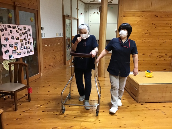 歩いています