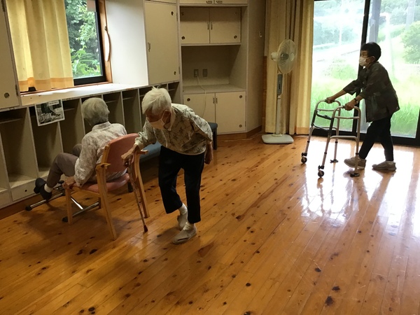 歩いています