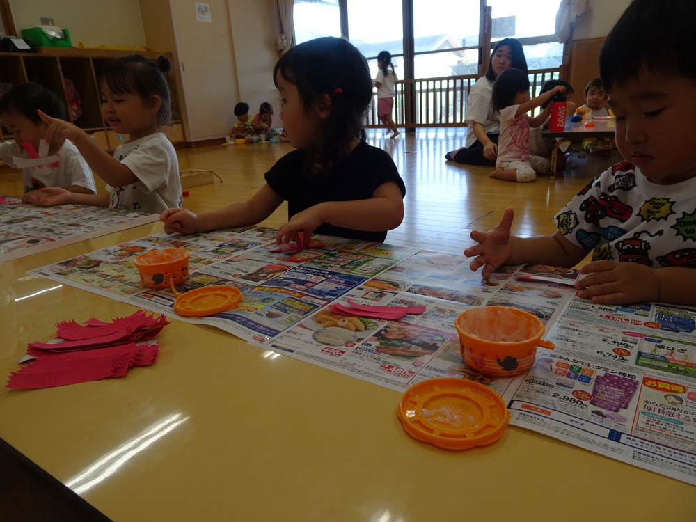 コスモスを作る子ども (2)