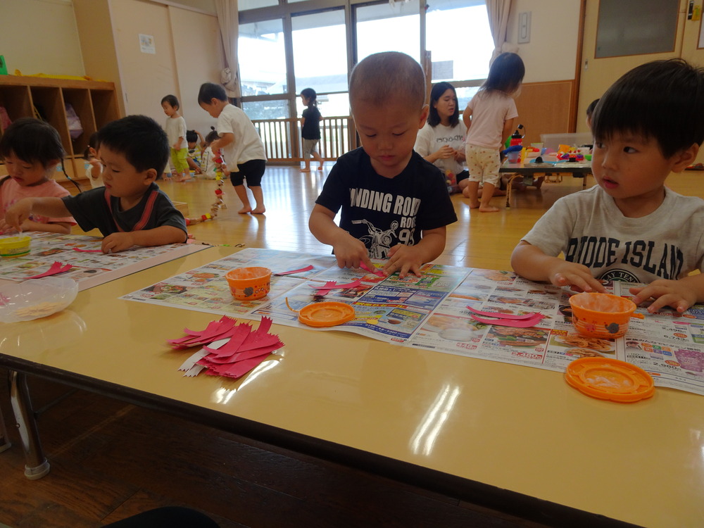 コスモスを作る子ども (3)