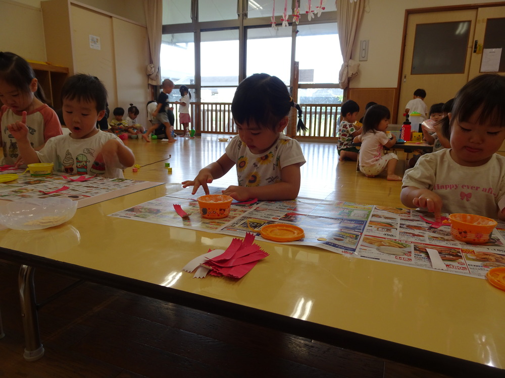 コスモスを作る子ども (4)