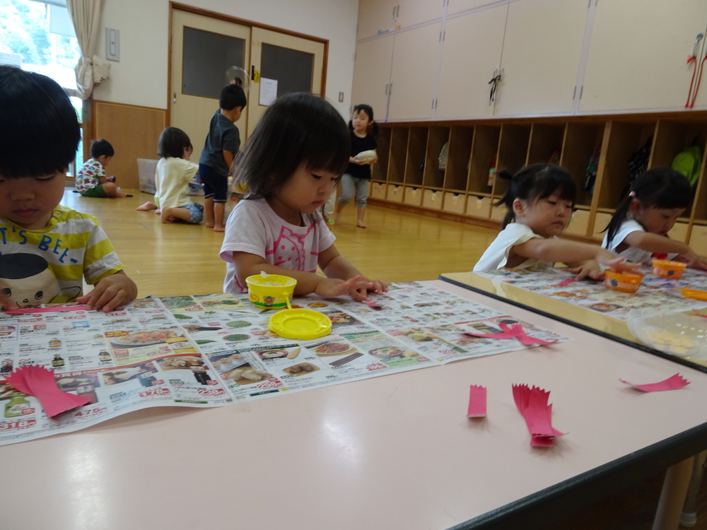 コスモスを作る子ども (5)