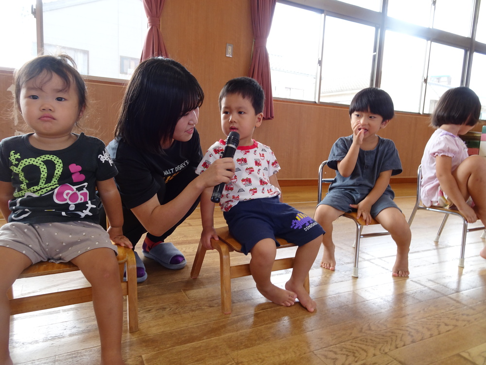 誕生会に参加する子ども (2)