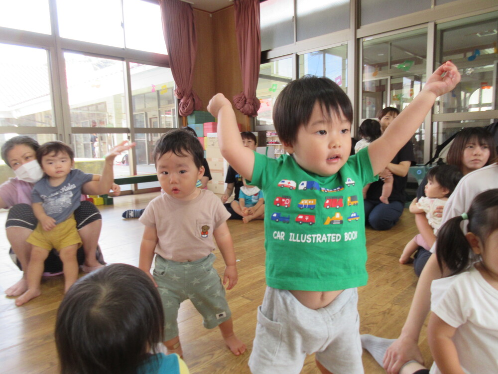 踊っている様子