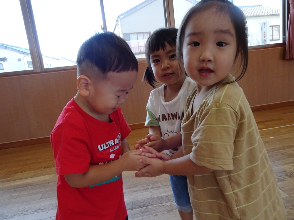 遊戯室で遊んでいる様子 (1)