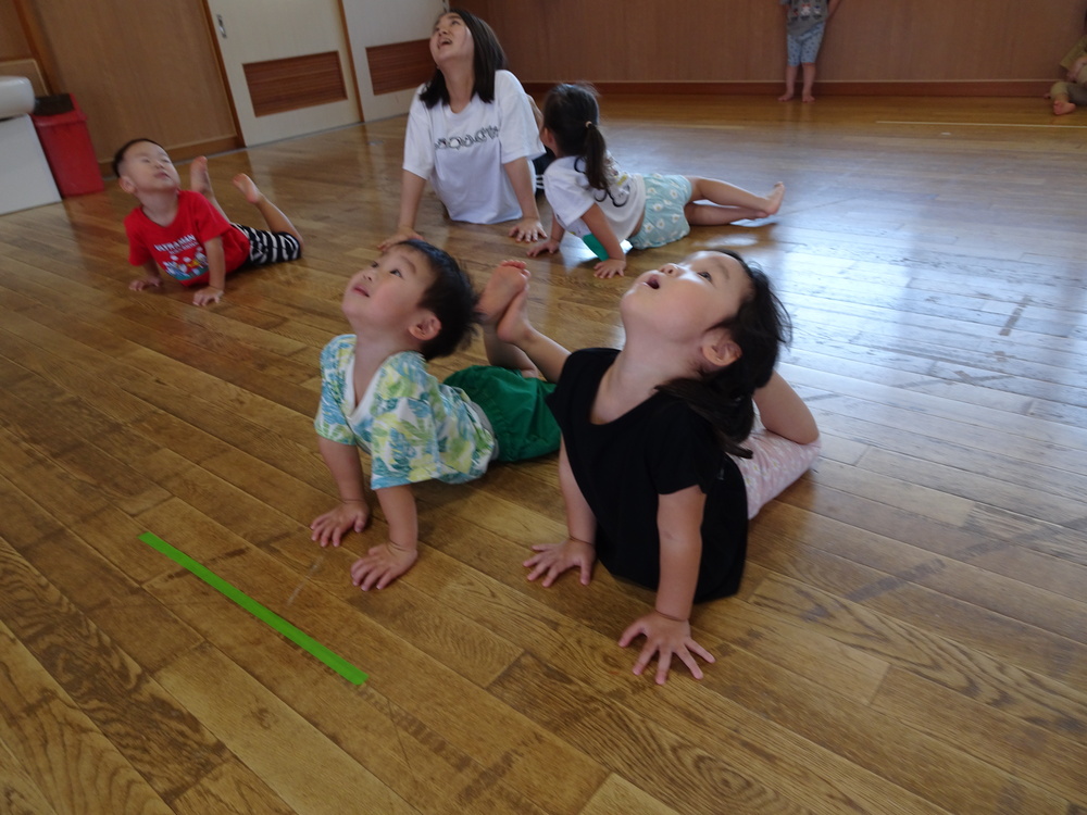 遊戯室で遊んでいる様子 (2)