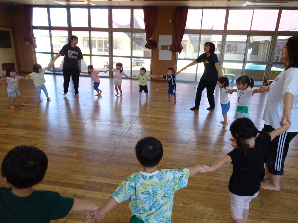 遊戯室で遊んでいる様子 (3)