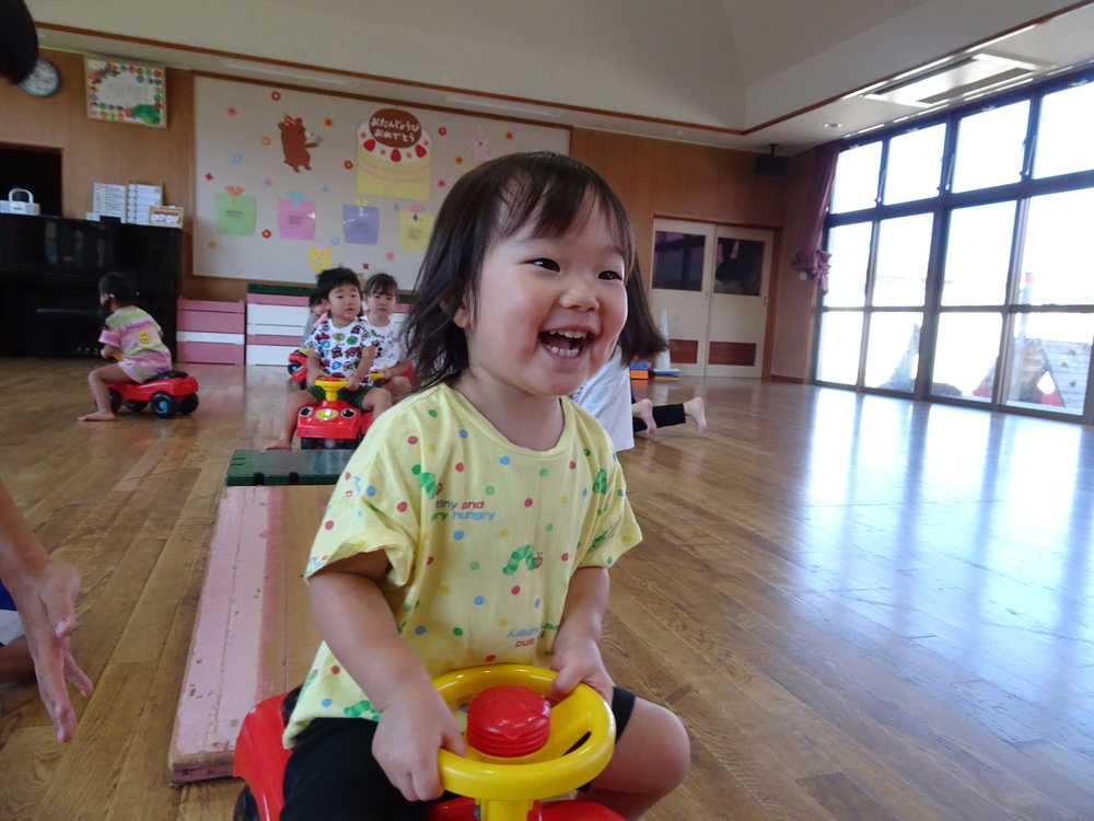 遊戯室で遊んでいる様子 (4)