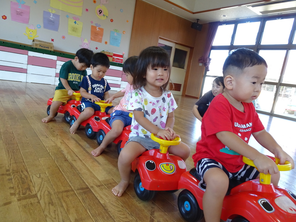 遊戯室で遊んでいる様子 (5)